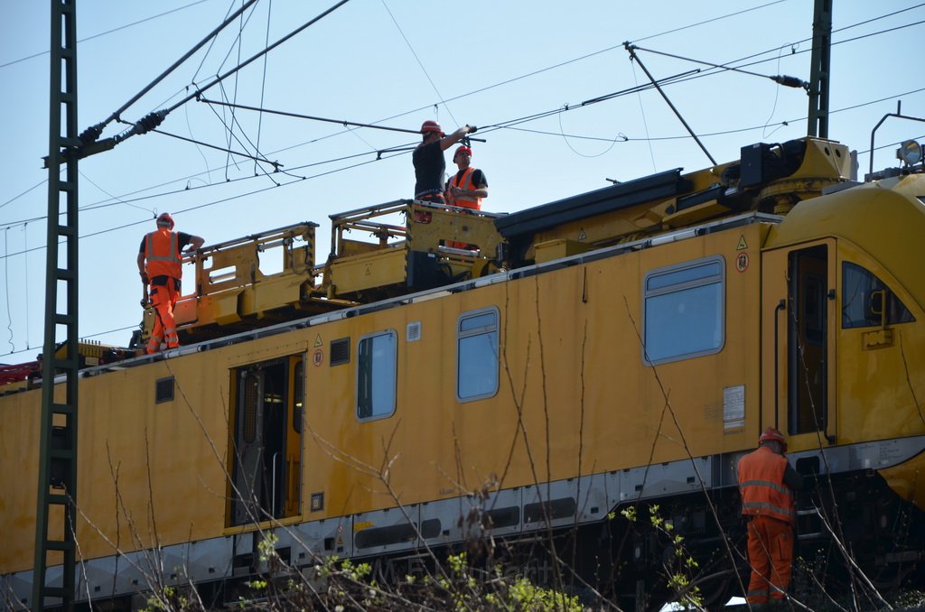 Einsatz BF Koeln Kran beruehrt Oberleitung DB Koeln Gremberg Taunusstr P100.JPG